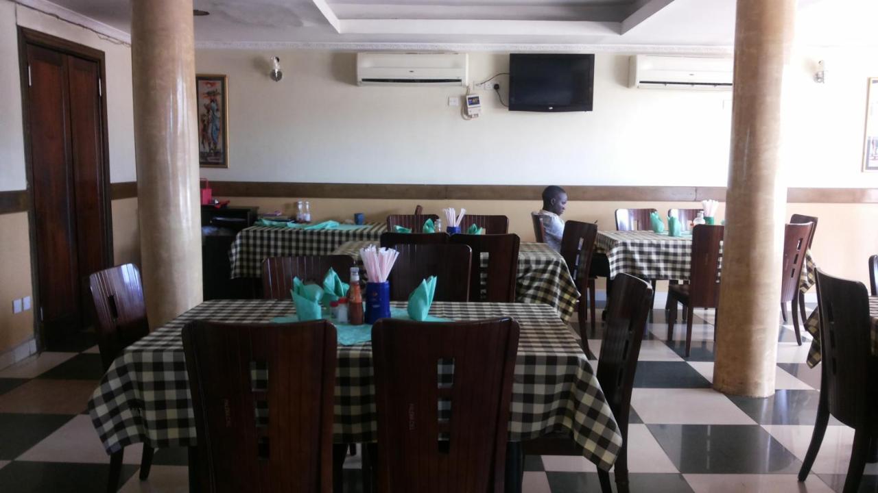 Palema Crown Hotel Gulu ภายนอก รูปภาพ