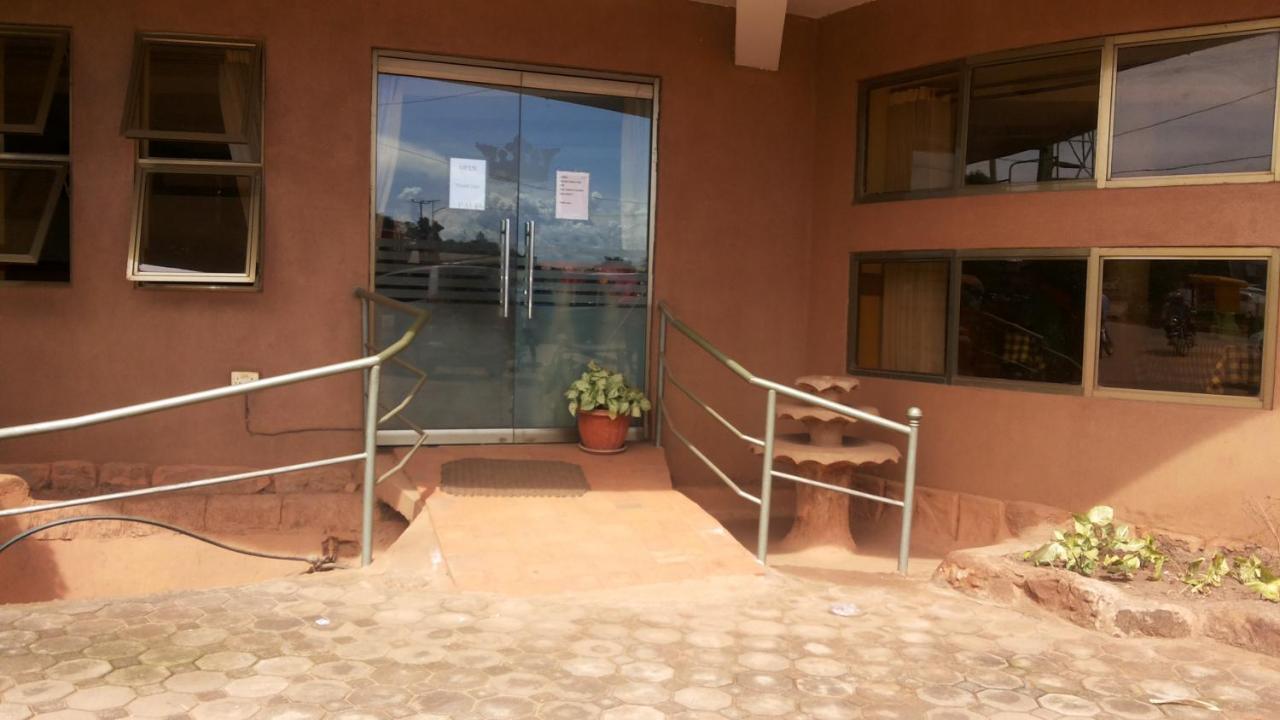 Palema Crown Hotel Gulu ภายนอก รูปภาพ